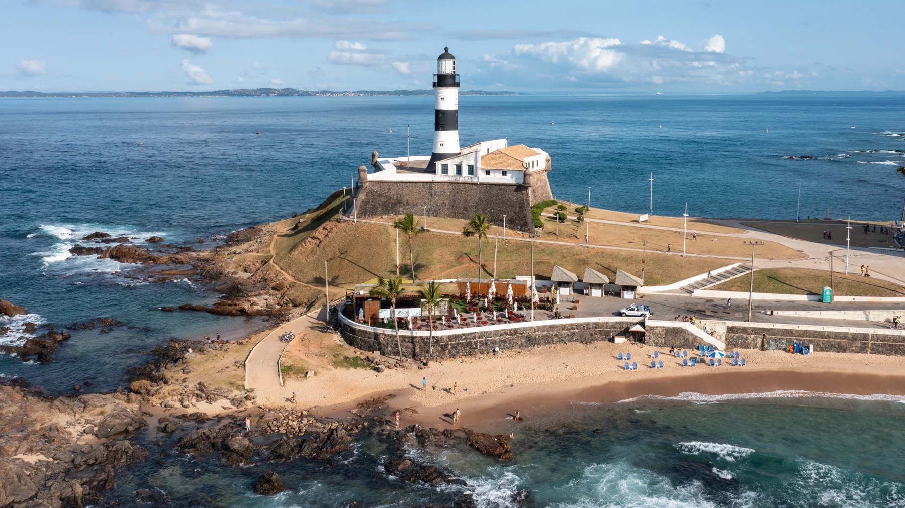 Vista da orla e do Farol da Barra, em Salvador